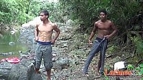 Jeunes latinos baisant dans les bois et la rivière