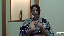 Untertitelte unzensierte schüchterne japanische Milf in Yukata in POV