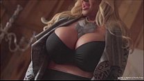Kelly Madisons World Class Tits scuotere mentre lei stessa si sperma