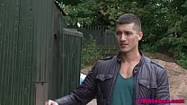 Garanhão gaysex UK paga dívidas com sua bunda apertada