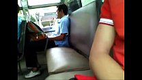 Un homme surpris en train de se branler sur le bus - Busted!