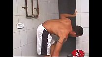 Heiße Brasilianerin wird in der Dusche gefickt