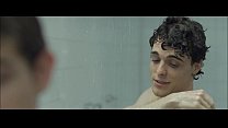 Super mignons jeunes gars brésiliens prennent une douche