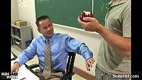 Un enseignant gay pécheur se fait prendre par un étudiant gay en classe