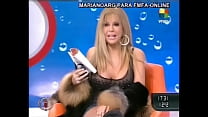 Vídeo de Graciela Alfano mostrando a concha atrás da meia-calça em intrusos famosos
