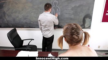 InnocentHigh - Skinny (Scarlett Fever) recebe uma aula particular