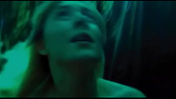 Saoirse Ronan nue dans Comment je vis maintenant (Body Double)