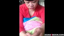 Una ragazza asiatica dà una bella sega