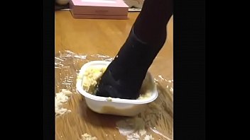 【Fetichismo】 Tazón de arroz con pollo y huevos aplastado Tacones