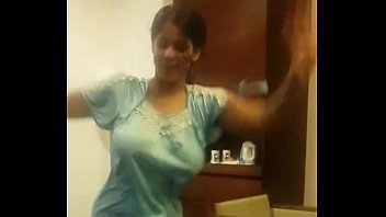 Indische Frau, die in Hotelzimmer tanzt