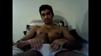 1107360 simpatico uomo pakistano che si masturba dal suo grosso cazzo non tagliato