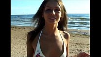 Nudista adolescente nudista nua na praia pública