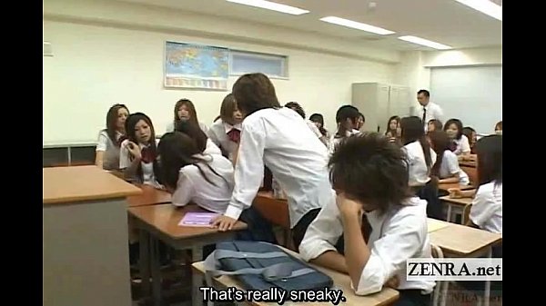 Japanisches Schulmädchen von Klassenkameraden ausgezogen