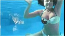 Natasha Karalova - shows ass in the pool