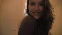 Sexy Französin im Badezimmer macht einen Striptease für Sie