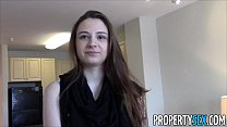 PropertySex - Joven agente de bienes raíces con grandes tetas naturales sexo casero