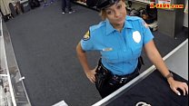 Un policier aux seins énormes se fait baiser au prêteur sur gages pour de l'argent