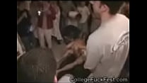 Возбужденные шлюшки из колледжа занимаются сексом во время братской вечеринки