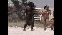 Nero in spiaggia nuda