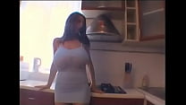 Mulher madura com seios gigantes se masturbando na cozinha