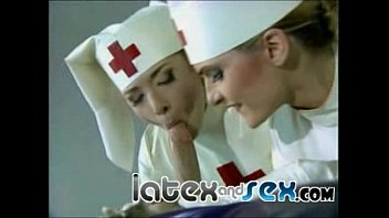Медсестры в латексе угощают парня в резиновом противогазе