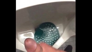 Latino se masturbe dans les toilettes publiques