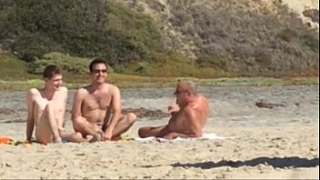 Caras pegos se masturbando na praia de nudismo