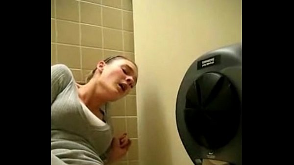мастурбирует в ванной, пока он не кончит - xvideoscaiunanet.com.br