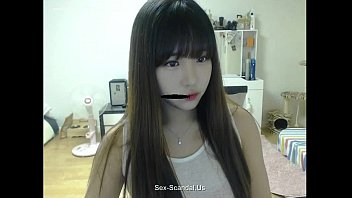 Bonita chica coreana grabando en la cámara 4
