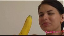 How-to: Une jeune fille brune enseigne à l'aide d'une banane