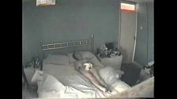 Une caméra cachée surprend ma mère en train de se masturber sur son lit