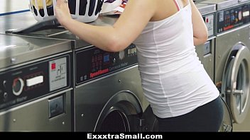 Exxxtra Small - Petite Teen (Cali Hayes) scopata in una lavanderia a gettoni
