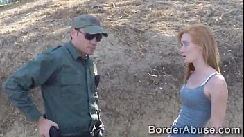 Une beauté rousse gitane baise la police à travers la frontière
