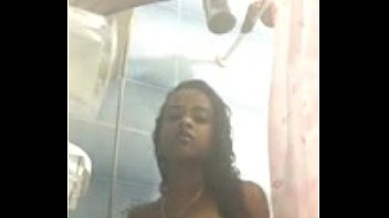 garota africana gostosa se ensaboando no chuveiro