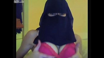 Garota da Arábia Saudita sexy dançando com véu
