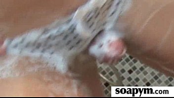 Massagem com sabão e boquete no chuveiro 17