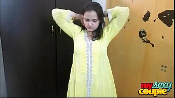 Indiano Bhabhi Sonia In giallo Shalwar Suit ottenere nuda in camera da letto per il sesso