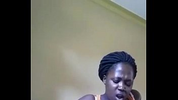 Sambisches Mädchen masturbiert bis sie abspritzt