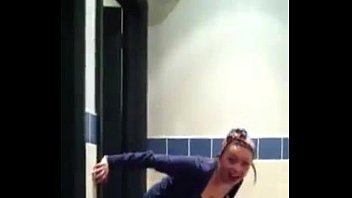 彼女はほとんどスターバックスのトイレの床でおしっこを捕まえました-hotpeegirls.com