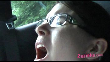 Buceta molhada em um carro