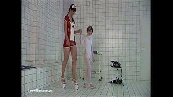 背の高い女性と背の低い女性のフェチ（CLAIRVOYANCE BELLによる音楽）