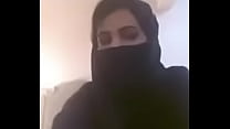 Ragazza araba che mostra le tette in webcam