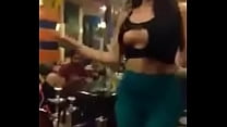 fille libanaise dansant dans la cafétéria