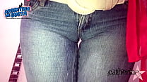 Удивительная круглая задница в обтягивающих джинсах. Круглые сиськи и верблюжья лапка
