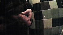 chico de 18 años meando en el baño público