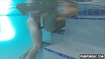 Maromo hetero es pagado para ser follado analmente bajo el agua