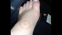 amatoriale sexy si masturba in una macchina in movimento e mostra i suoi piedi sexy