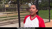 TheRealWorkout - Latina aux gros seins (Priya Price) aime jouer avec des balles