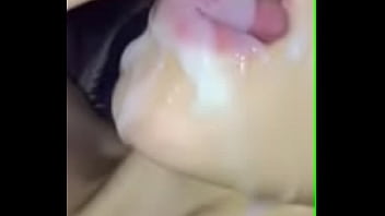 Me encanta jugar con semen en su boca - www.FUCKNEEDS.com