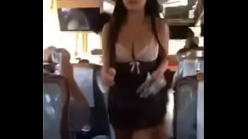 Chica caliente muestra el culo en el autobús - taiwancamgirls.com
